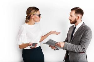 homme et femme habillés en débat de style bureau sur la paperasse photo