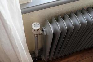 radiateur avec un thermostat qui réduit la température de chauffage. concept d'économie d'énergie, en raison de l'augmentation des coûts de chauffage. photo