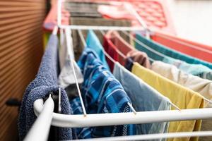 les vêtements propres sont séchés après le lavage en les suspendant à des cordes à linge, sur un sèche-linge spécial, à l'intérieur. photo