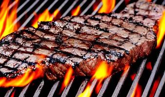 délicieux grillades fraîches gastronomiques sur le gril avec des flammes. photo