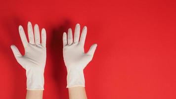 deux mains avec des gants en latex naturel pour une protection contre les infections et les produits chimiques. photo