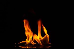 flammes sur fond noir photo