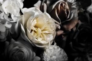 fausses fleurs ou belles fleurs textiles sur fond sombre photo