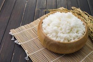 gros plan de riz blanc ou de riz au jasmin dans un bol en bois photo