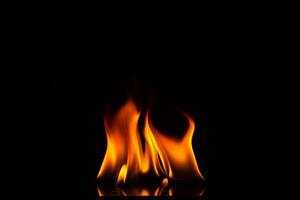 flammes sur fond noir photo