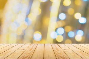 dessus de table en bois vide avec arbre de noël flou avec fond clair bokeh photo