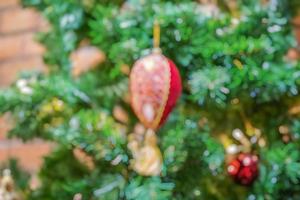 arbre de noël flou abstrait avec fond clair bokeh photo