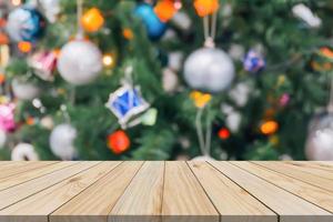 dessus de table en bois vide avec arbre de noël flou avec fond clair bokeh photo