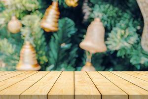 dessus de table en bois vide avec arbre de noël flou avec fond clair bokeh photo