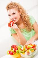 jeune femme à la tomate photo