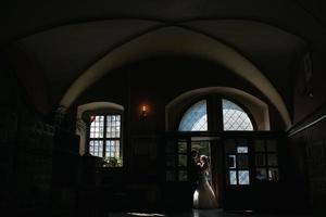 la mariée et le marié dans une maison confortable, photo prise avec la lumière naturelle de la fenêtre.