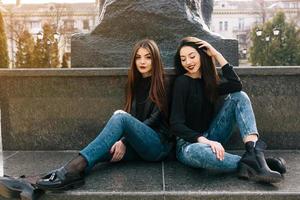 deux jeunes filles adultes photo