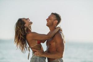 couple d'amoureux s'amusant à la plage photo