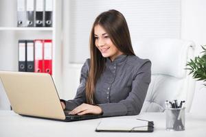 femme d'affaires au bureau photo