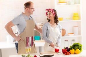 couple heureux dans la cuisine photo
