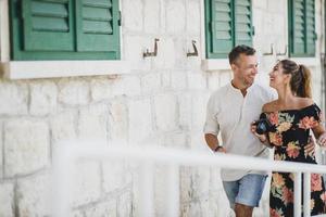 couple s'amusant et utilisant un appareil photo numérique le jour de l'été