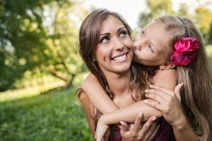 mère et fille aimante photo