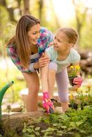 mère et fille dans le jardin photo