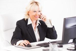 femme d'affaires au bureau photo