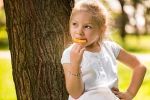 jolie petite fille avec une sucette photo