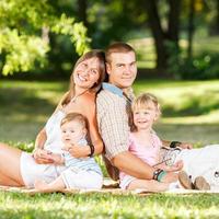 famille heureuse se reposant dans le parc photo