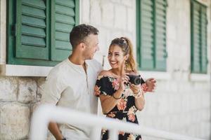 couple utilisant un appareil photo numérique et profitant des vacances d'été