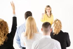 femme d'affaires répondant aux questions photo