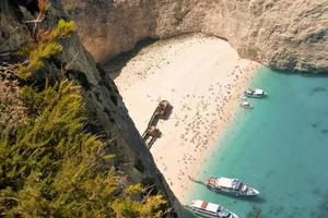 vue de dessus de la plage de navagio avec des gens photo