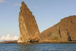 rocher coloré sur une île volcanique photo