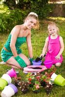maman et fille jardinant photo