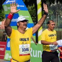 new delhi, inde - 16 octobre 2022 - course de semi-marathon vedanta delhi après covid dans laquelle les participants au marathon sont sur le point de franchir la ligne d'arrivée, semi-marathon de delhi 2022 photo