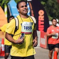 new delhi, inde - 16 octobre 2022 - course de semi-marathon vedanta delhi après covid dans laquelle les participants au marathon sont sur le point de franchir la ligne d'arrivée, semi-marathon de delhi 2022 photo