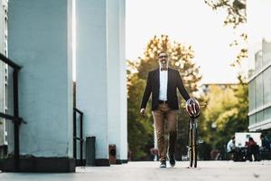 un homme d'affaires va travailler avec un vélo photo