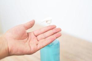 se laver les mains avec du gel d'alcool ou du savon désinfectant antibactérien les personnes utilisant une bouteille de savon désinfectant antibactérien frotter le gel pour les mains propre hygiène prévention du coronavirus covid-19