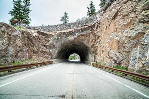 tunnel sur la route photo