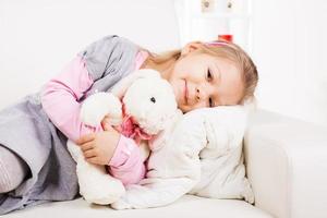 petite fille avec une peluche photo