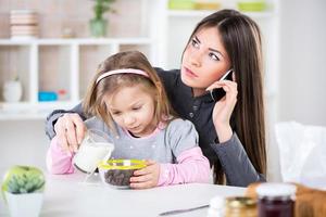 femme d'affaires surmenée à la maison photo