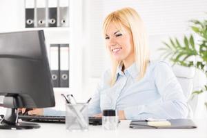 femme au bureau photo