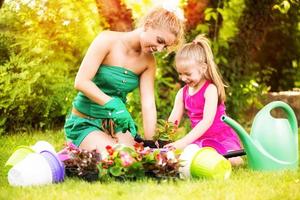 mère fille, planter fleurs ensemble photo