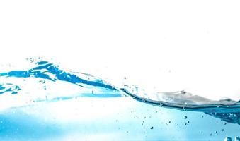 vagues d'eau claire. éclaboussure de vague bleue de l'eau isolée sur fond blanc. vagues d'eau claire. vague d'eau et bulles d'air isolées sur fond blanc. photo