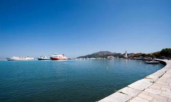 vue sur le port de zakynthos photo