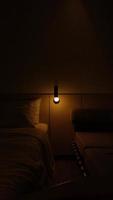 chambre d'hôtel sombre avec ampoule jaune photo