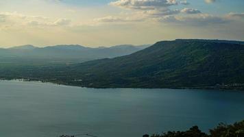 montagnes, ciel et turbines de barrage qui génèrent de l'électricité vue aérienne du barrage de lam ta khlong en thaïlande photo