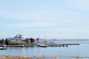 bateaux de pêche en mer. ferry sur la mer d'hiver. paysage de mer d'hiver photo