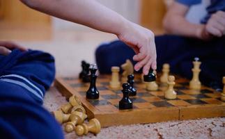 enfant jouant aux échecs en gros plan photo