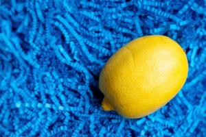 citrons sur fond bleu avec fond. citron dans une boîte cadeau bleue photo