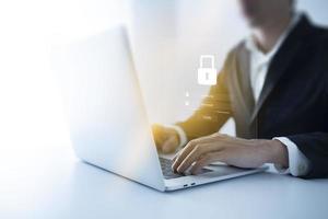 concept de cybersécurité et de protection de la confidentialité des données. et la technologie de sécurité des réseaux Internet. homme d'affaires utilisant un ordinateur et un écran virtuel.