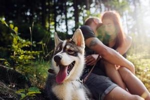 beau couple se reposant dans la forêt photo