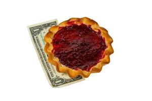 tarte au lait caillé et framboises avec un billet d'un dollar, fond blanc. photo