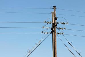 La ligne électrique prend en charge sur un fond de ciel bleu photo